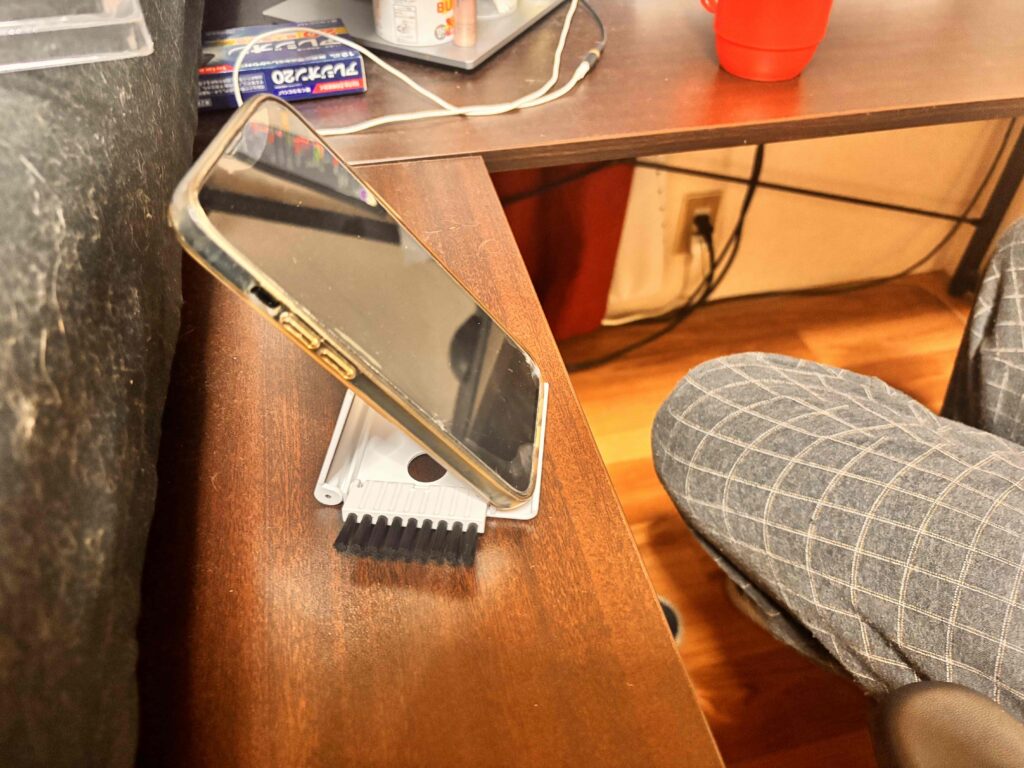 スマホスタンドにもなるPC2WAYクリーナー スマホスタンドとして横から見た