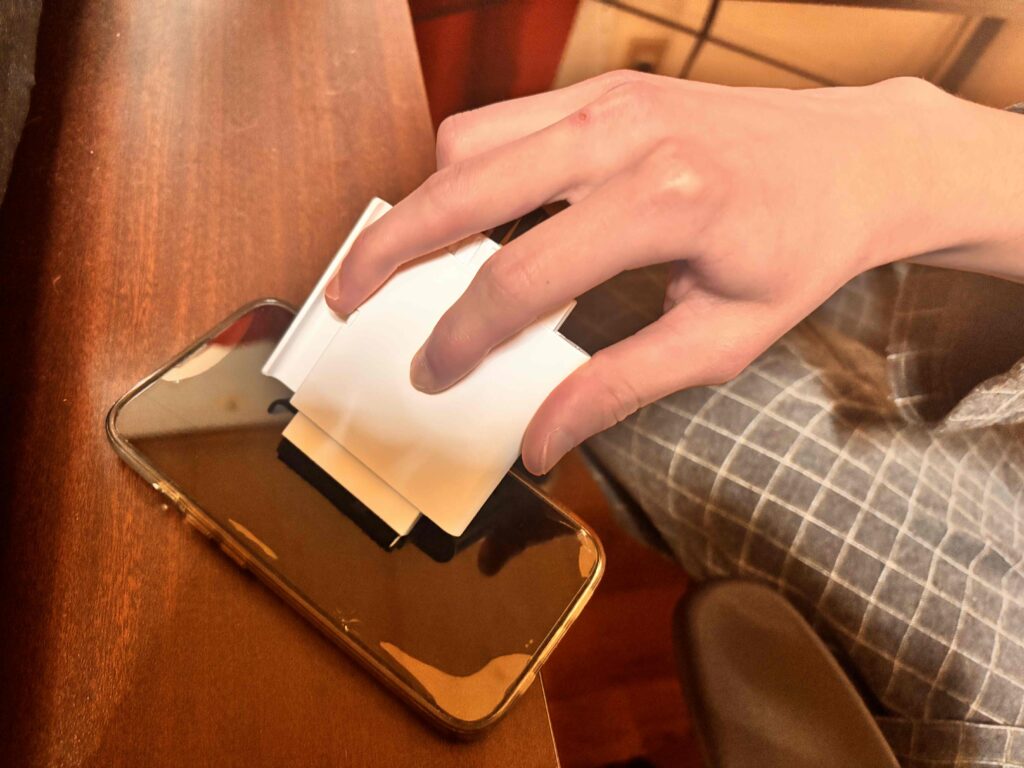 スマホスタンドにもなるPC2WAYクリーナー スマホの画面を磨く