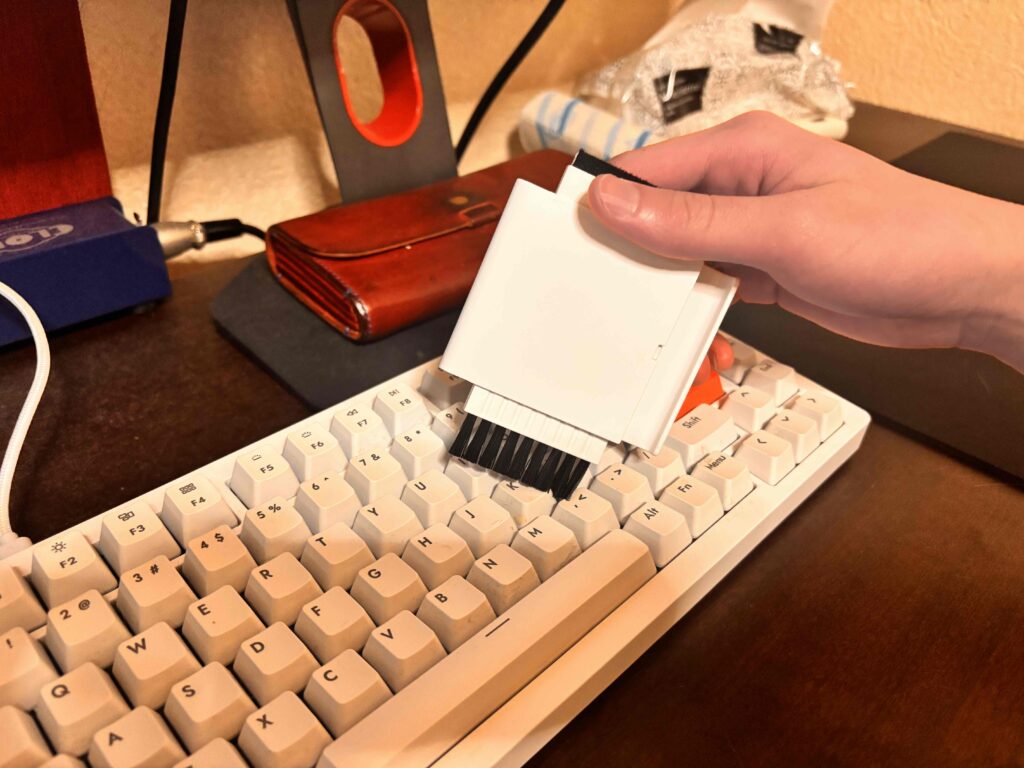 スマホスタンドにもなるPC2WAYクリーナー PCのキーボードの隙間をブラシで掃除