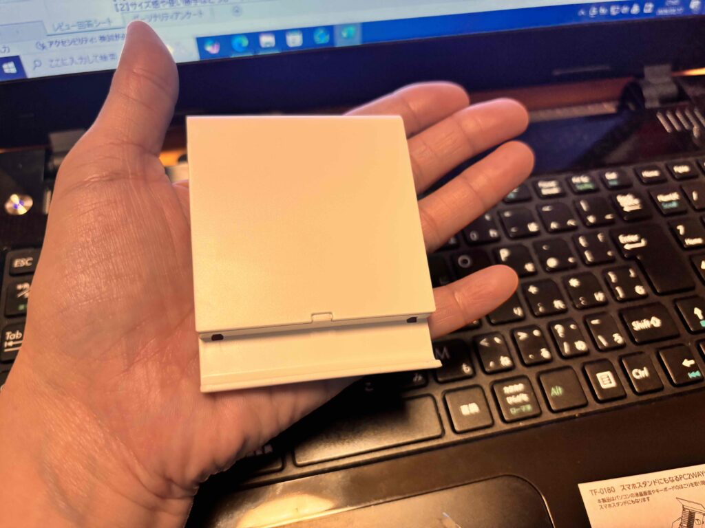 スマホスタンドにもなるPC2WAYクリーナー 手のひらサイズ