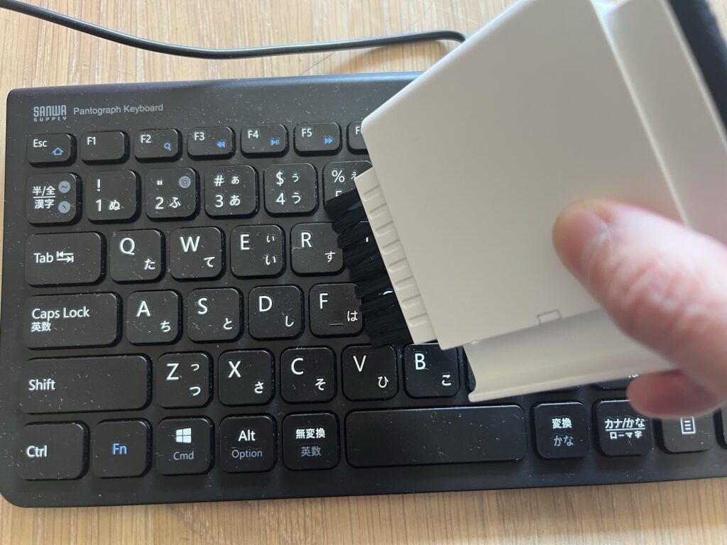 スマホスタンドにもなるPC2WAYクリーナーでPCのキーボードを掃除