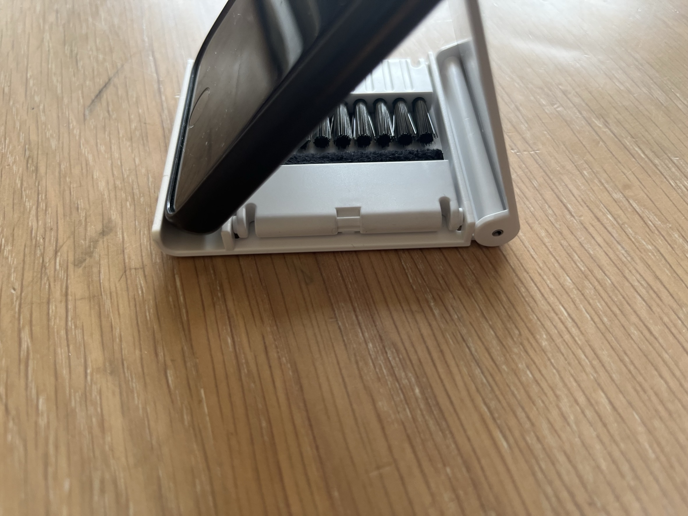 スマホスタンドにもなるPC2WAYクリーナー スマホスタンドとして使用