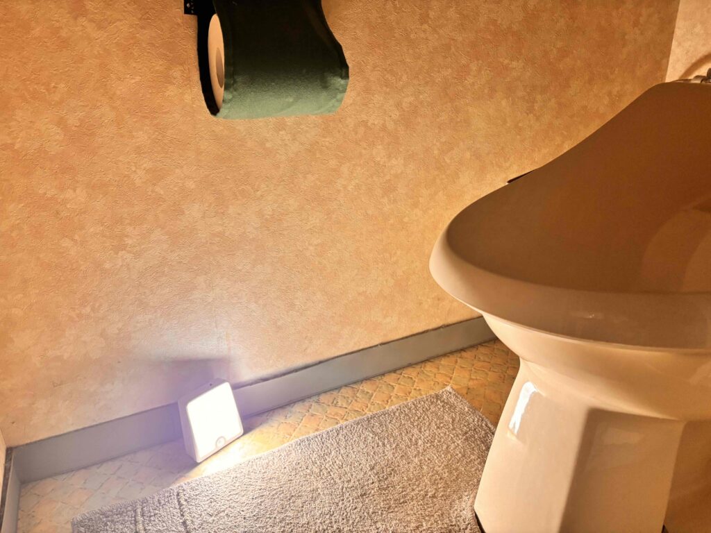 LEDセンサーライトをトイレに設置した様子