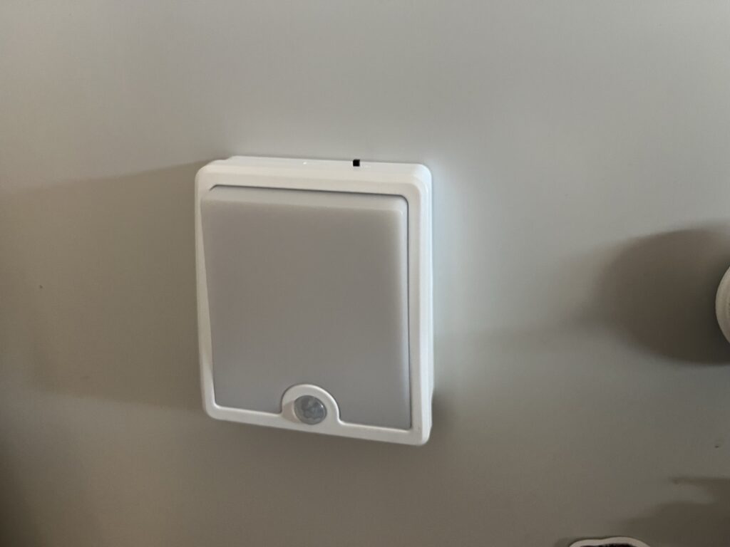 LEDセンサーライトを壁面に設置