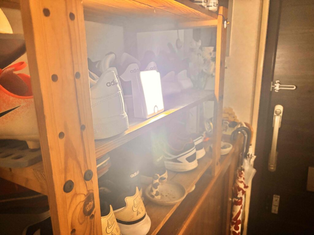 LEDセンサーライトをシューズボックスに設置