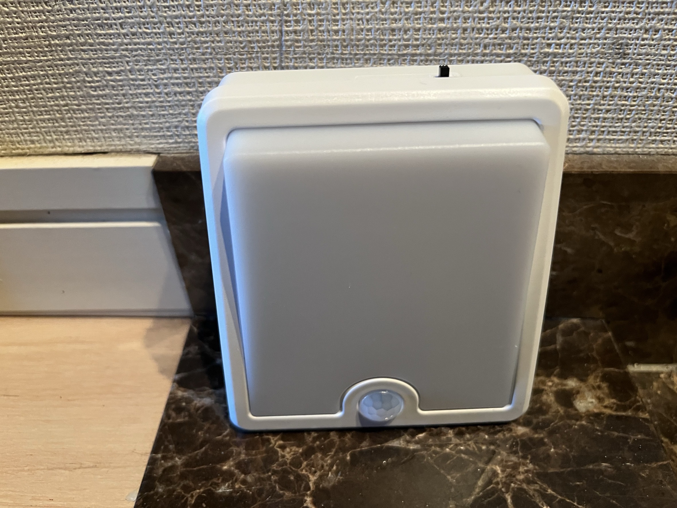 LEDセンサーライトを床に置いて使用