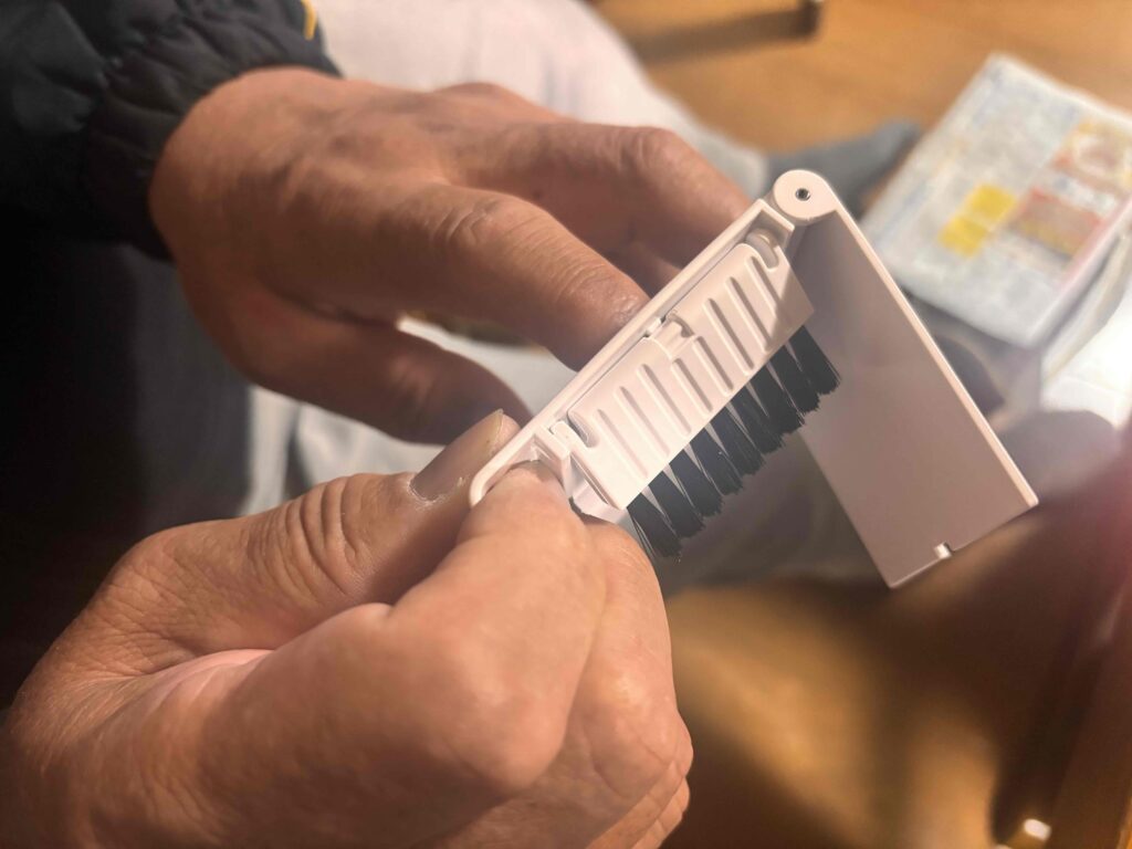 スマホスタンドにもなるPC2WAYクリーナー ブラシ部分アップ