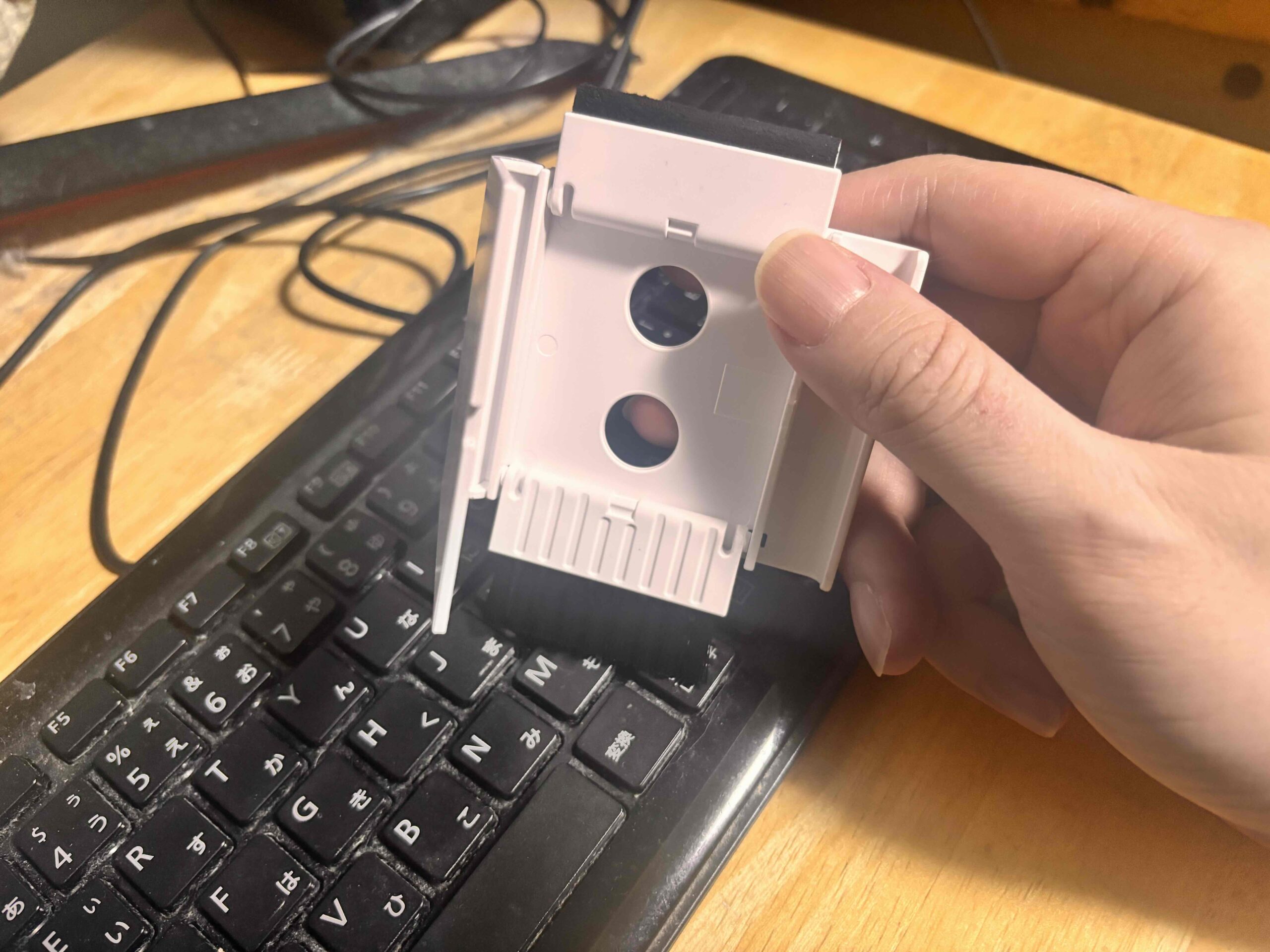 スマホスタンドにもなるPC2WAYクリーナー キーボードの掃除に