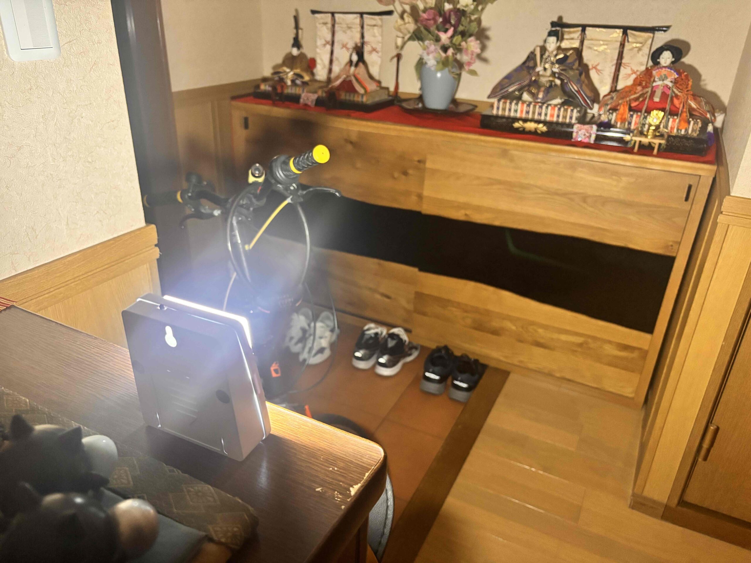 LEDセンサーライトを部屋で点灯