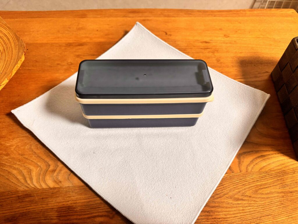 保冷保温タオルでお弁当を包む