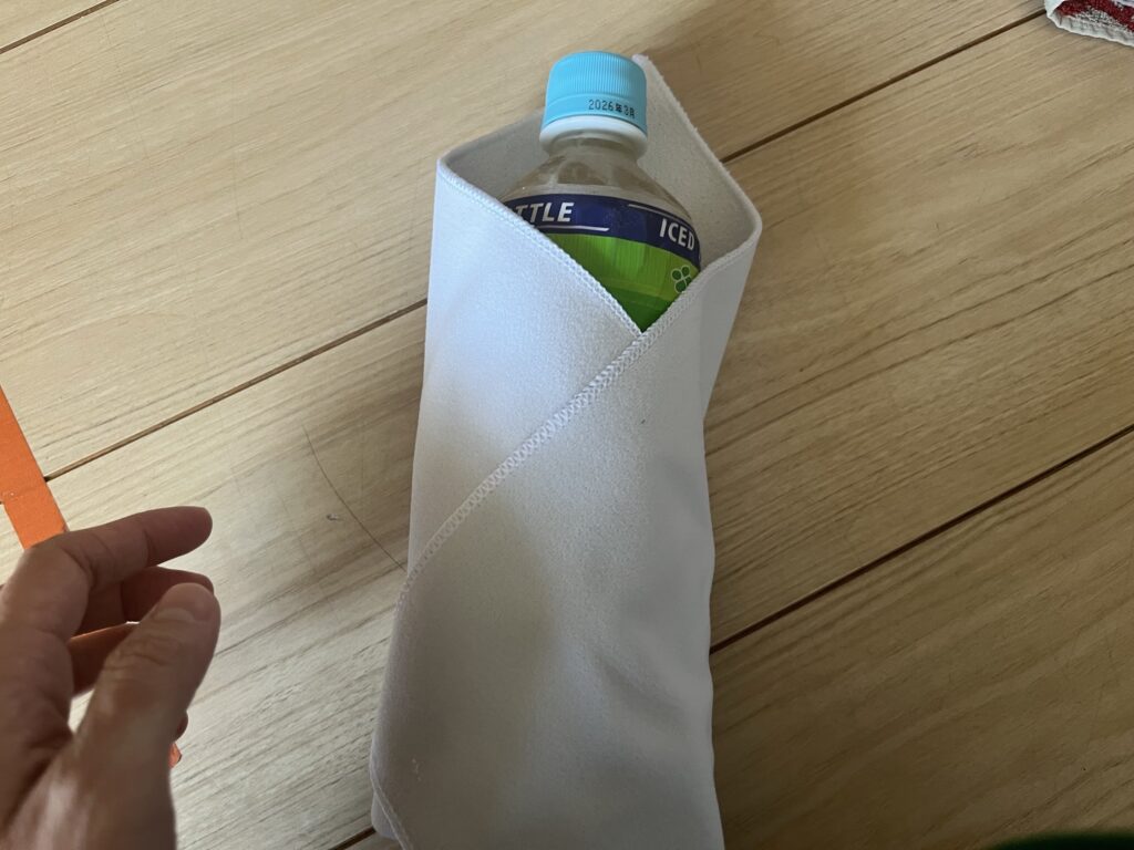 保冷保温タオルでペットボトルをくるんだ様子