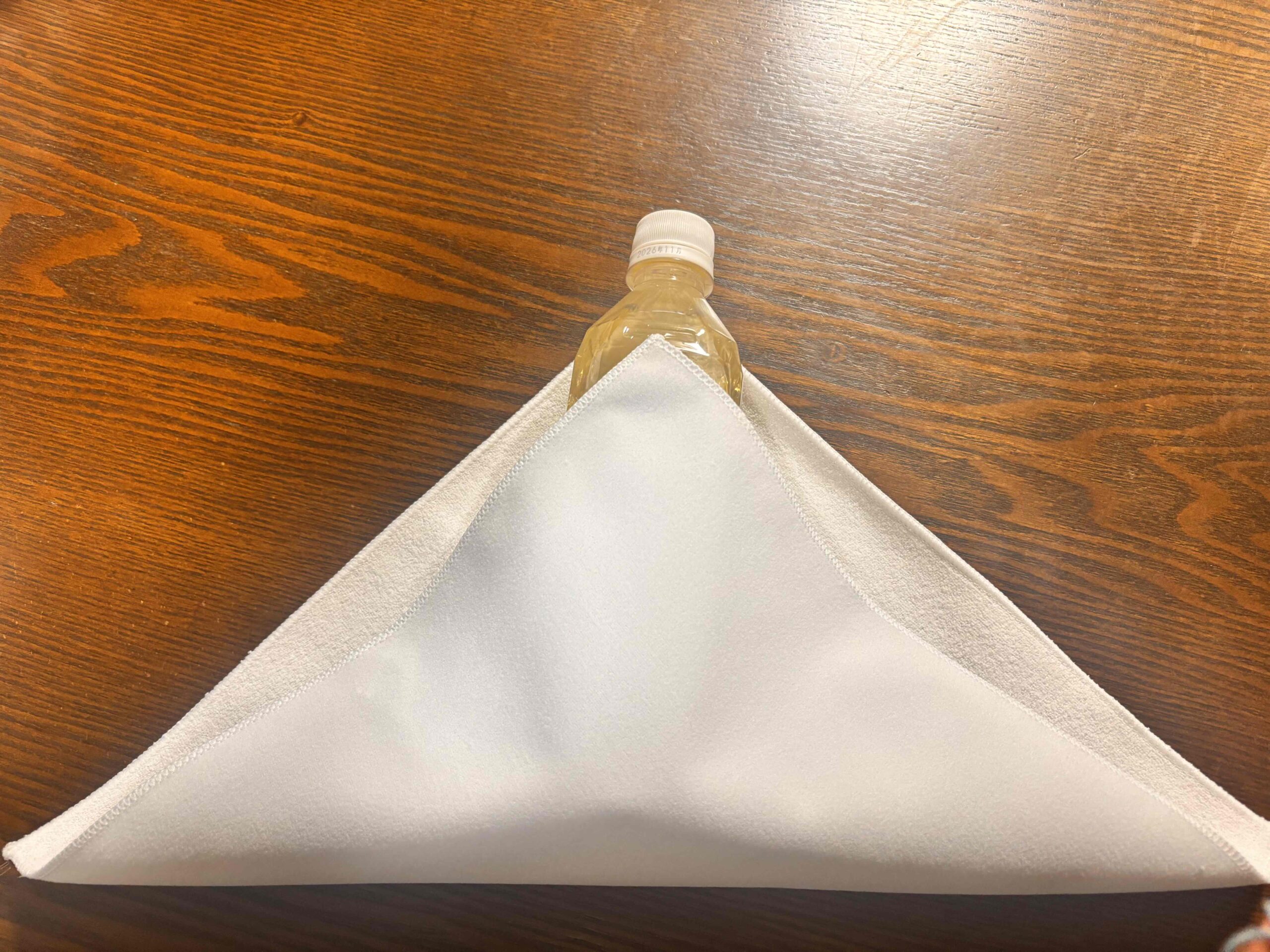 保冷保温タオルでペットボトルを包む