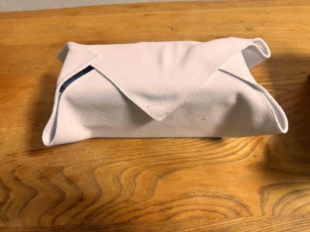 保冷保温タオルでお弁当を包んだ様子