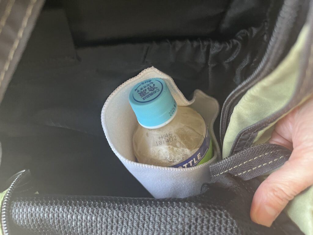 凍らせたペットボトルを保冷保温タオルでくるむ