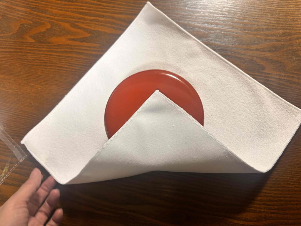 保冷保温タオルでお弁当箱を包む