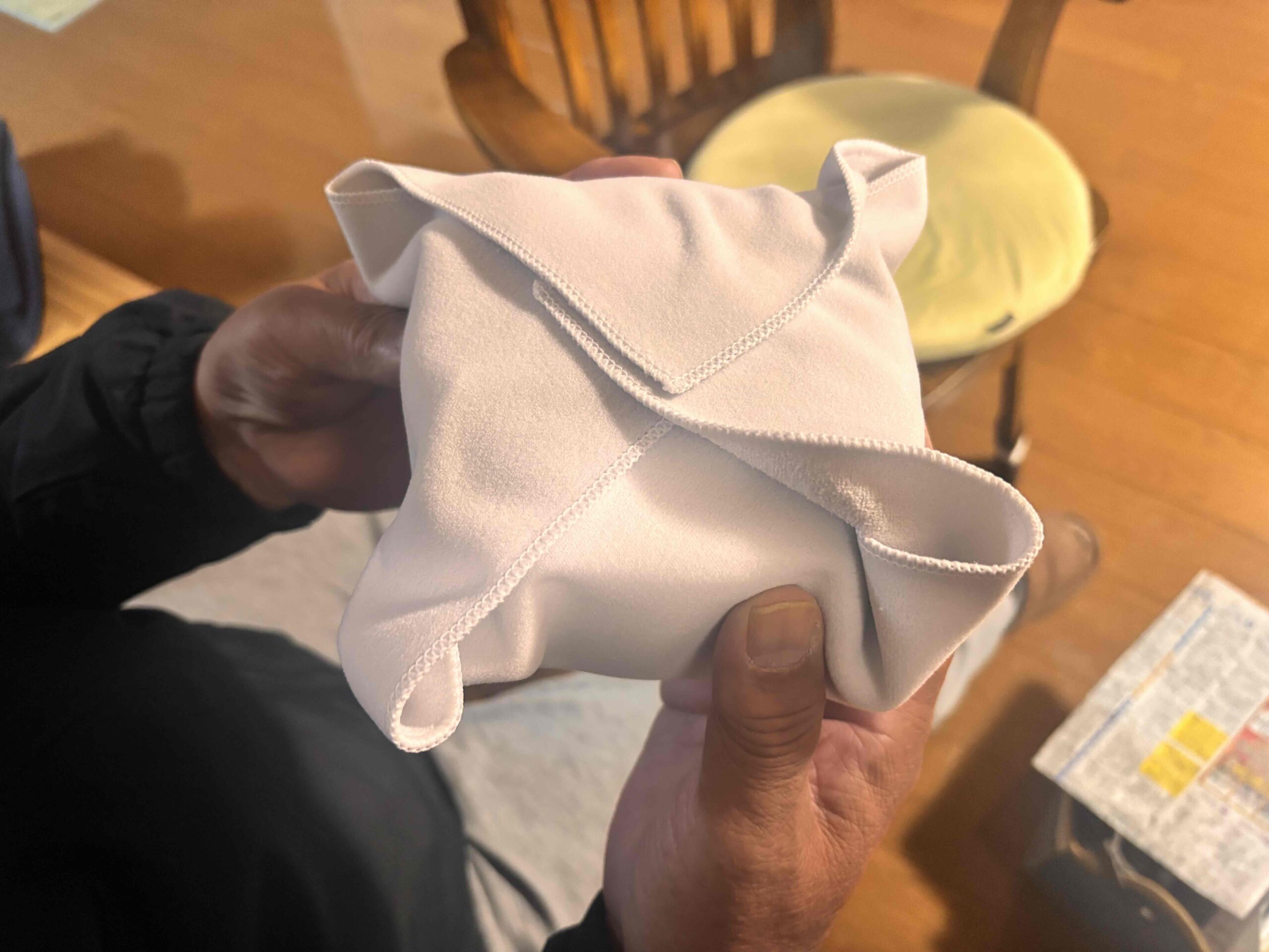 保冷保温タオルは縛らなくてもピタッとくっついて剥がれない