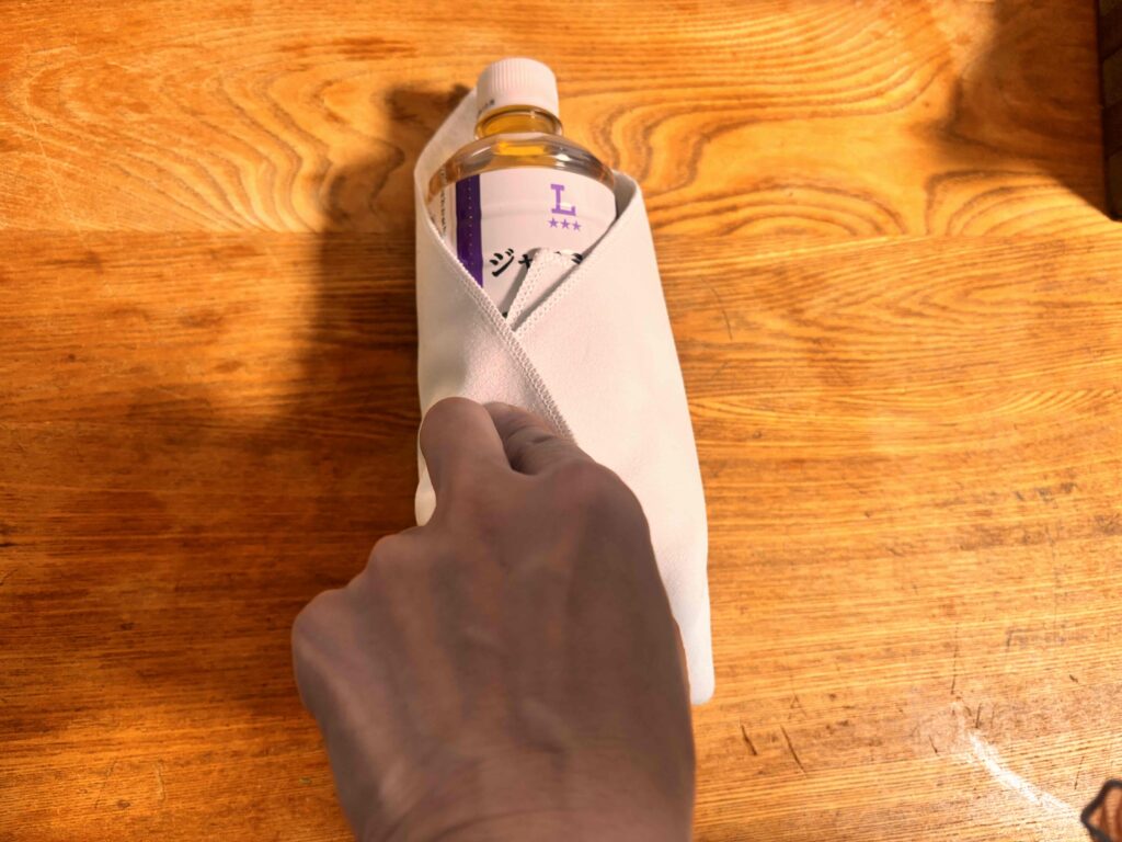 保冷保温タオルでペットボトルを包む