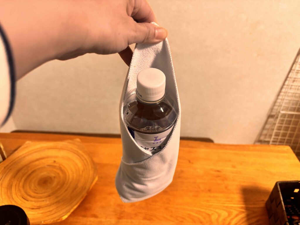 保冷保温タオルペットボトルをくるんで持ち上げても落ちない