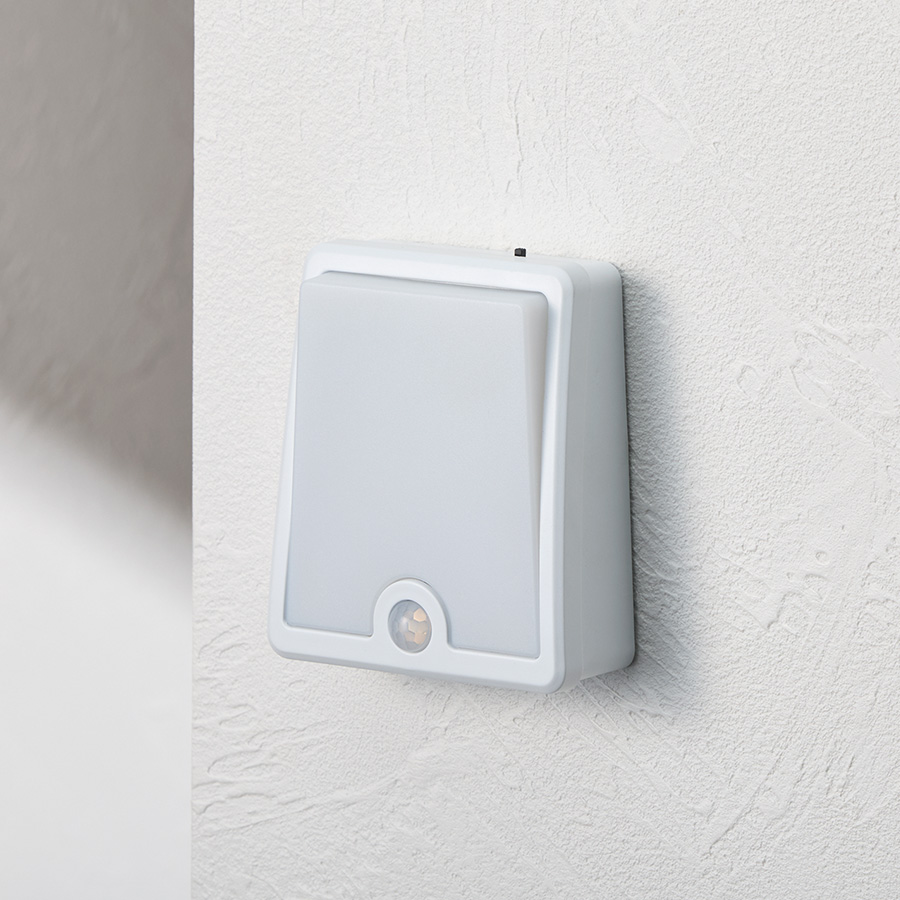 LEDセンサースタンドライト-壁面に取り付けしたイメージ