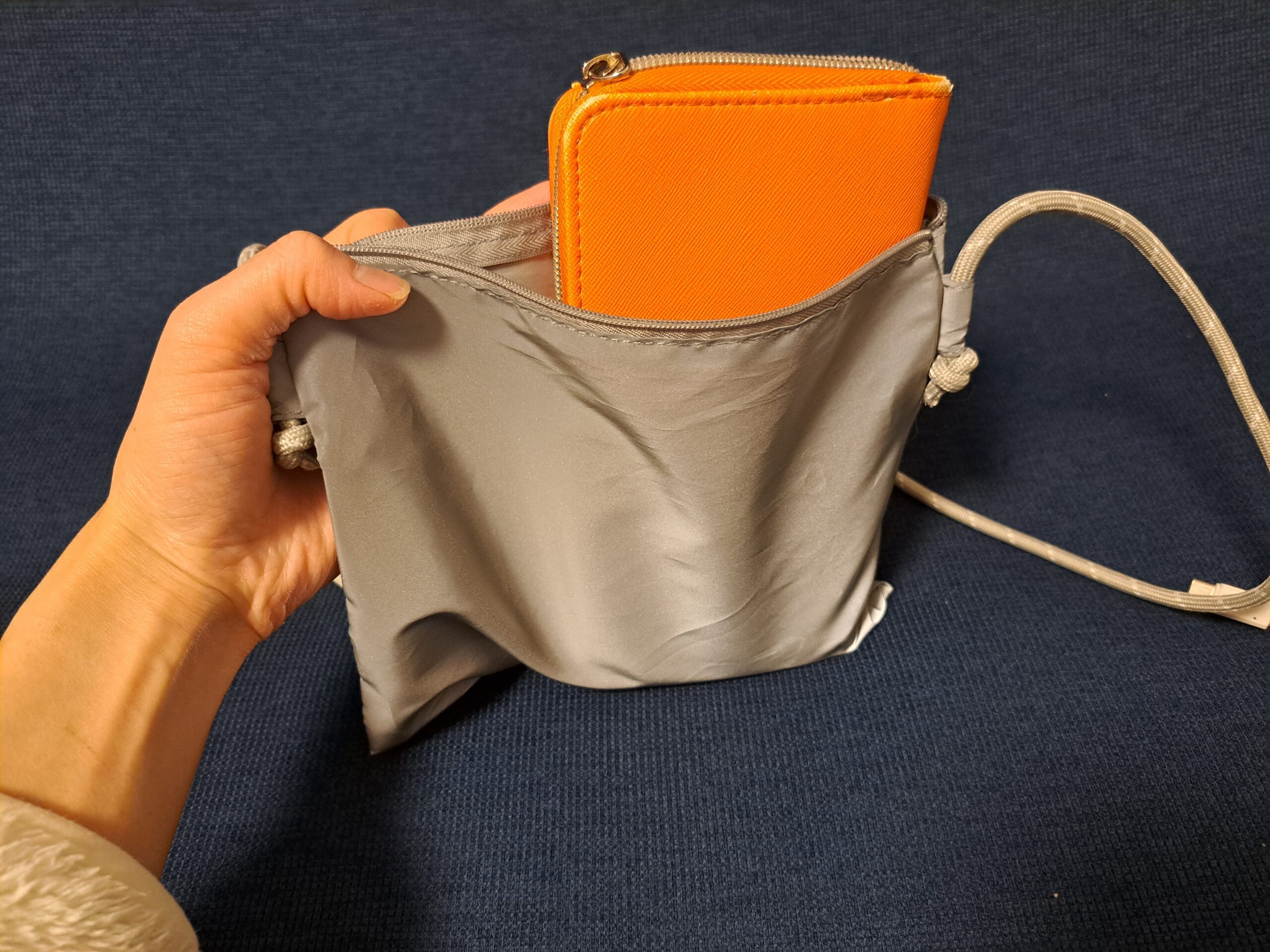 リフレクターサコッシュ グレー 財布を入れた場合