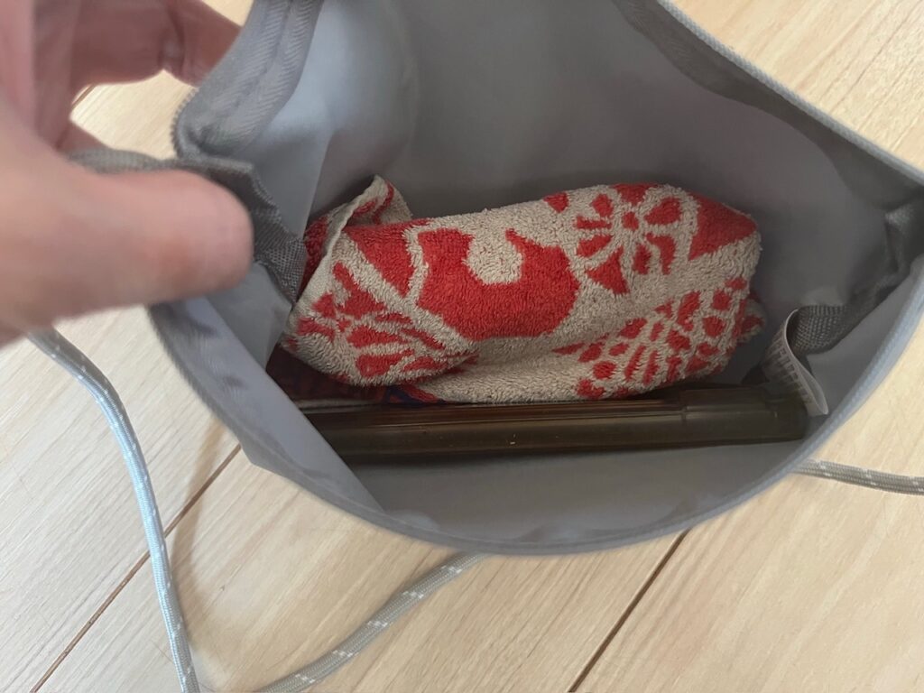 リフレクターサコッシュ グレー 中身