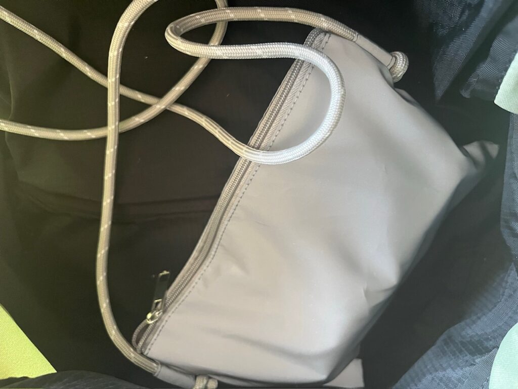 リフレクターサコッシュ グレー 中に物を入れて外から見た時