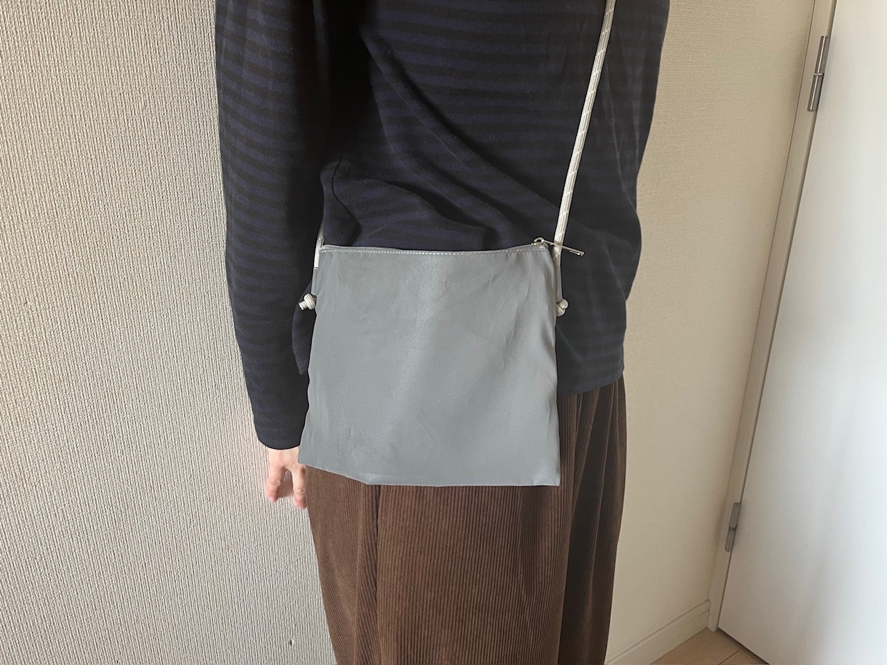 リフレクターサコッシュ グレー 肩からかけた時