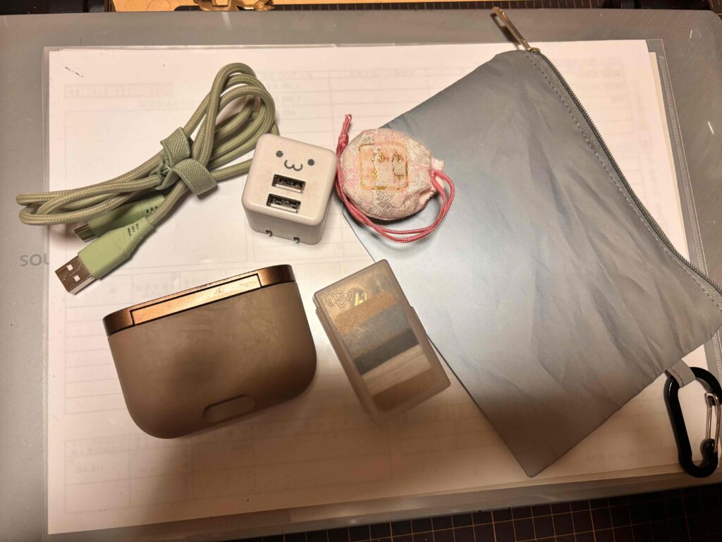 リフレクターポーチ 中に小物が入ります