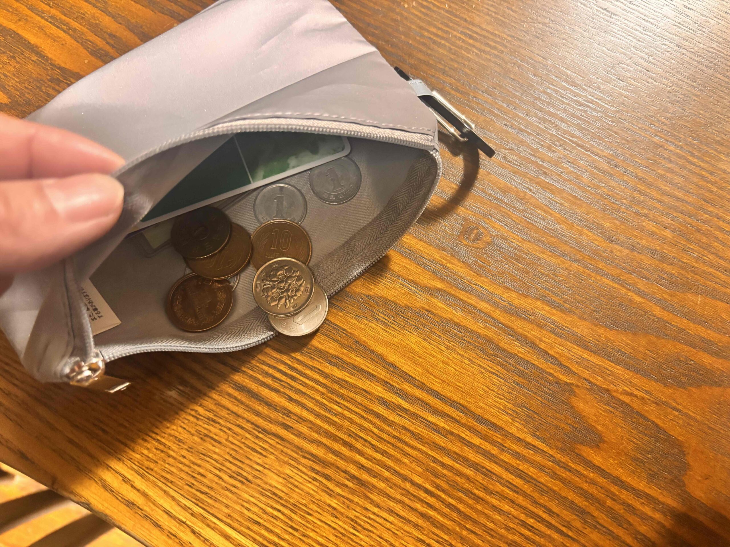 リフレクターポーチ お金を入れて財布として使用