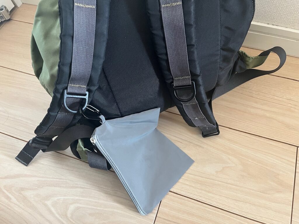 リフレクターポーチ 付属のカラビナでリュックに取り付け