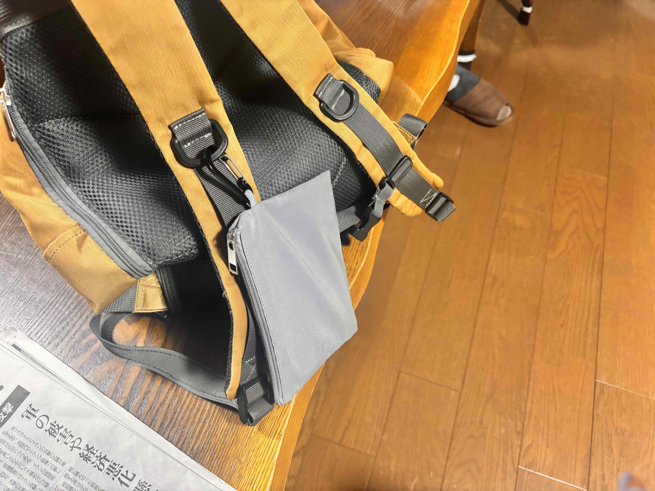 リフレクターポーチ 付属のカラビナでリュックに取り付け