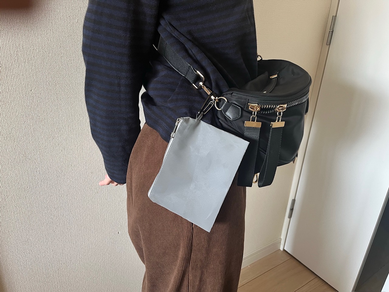 リフレクターポーチ 付属のカラビナでボディバッグに取り付け