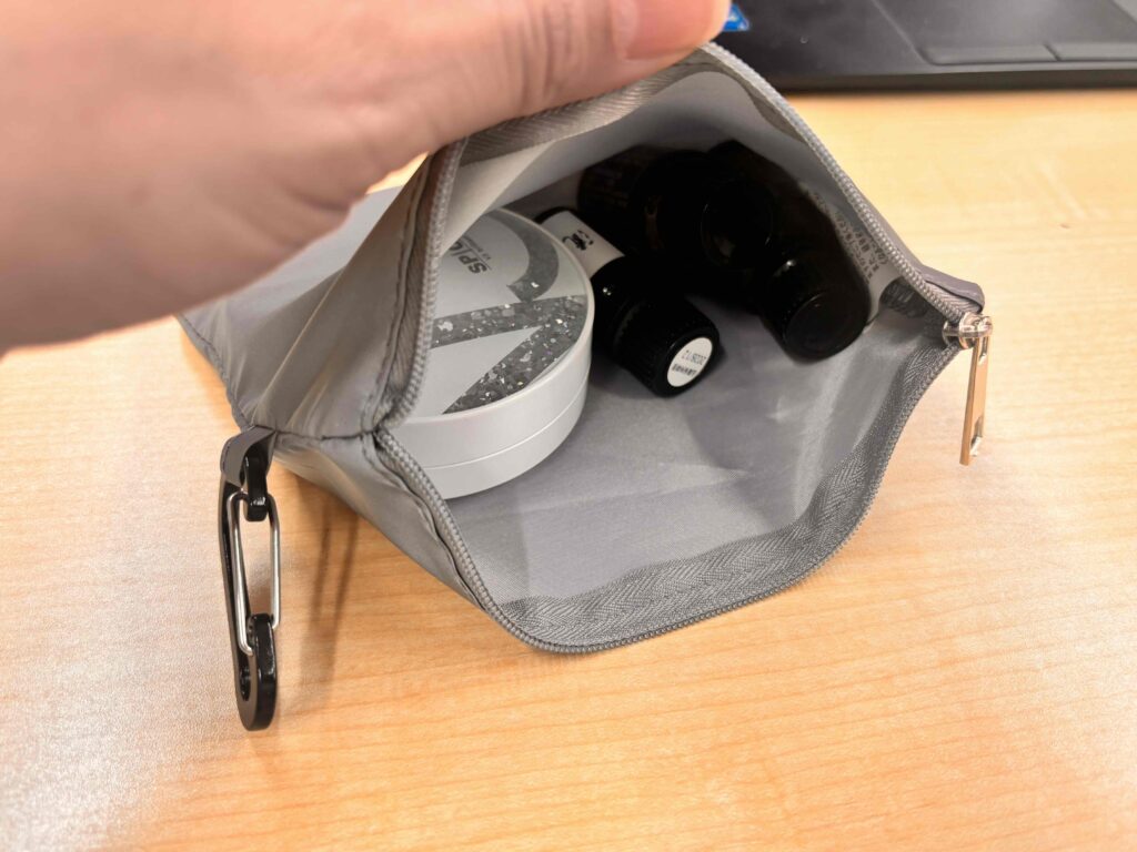 リフレクターポーチ メイク用品入れとしても使用可