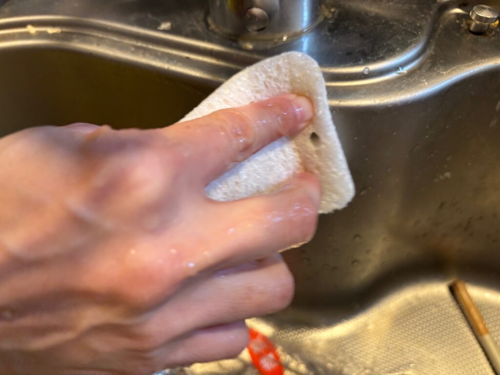 ふくらむマジックスポンジでシンクを磨いてみた