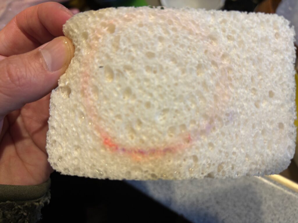 ふくらむマジックスポンジ　油性ペンで〇を書いた部分