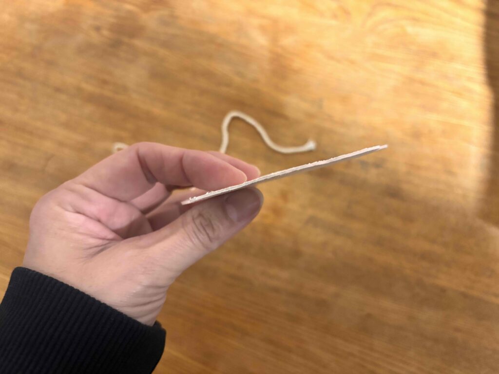 ふくらむマジックスポンジ　膨らむ前はとても薄い