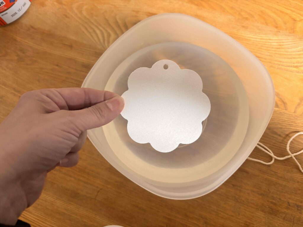 ふくらむマジックスポンジを水に浸ける