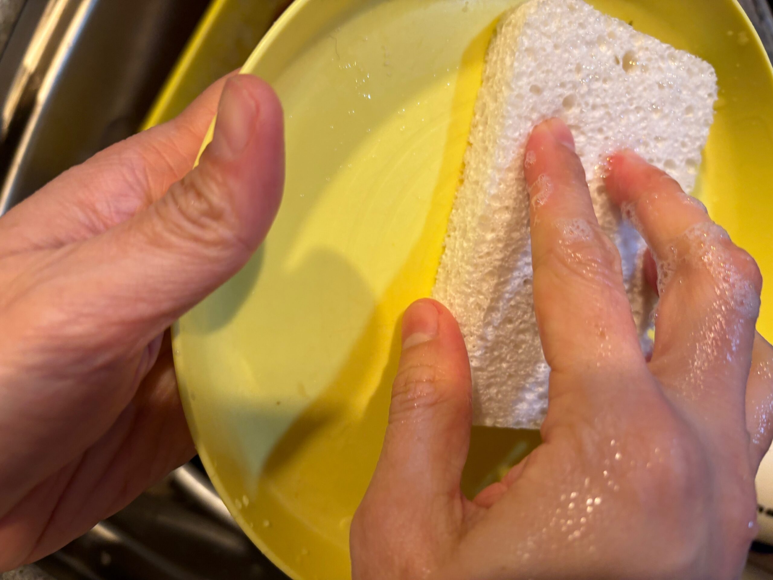 ふくらむマジックスポンジでお皿洗い