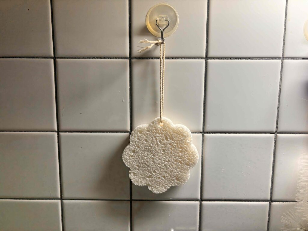 ふくらむマジックスポンジは付属のヒモで壁に掛けられる