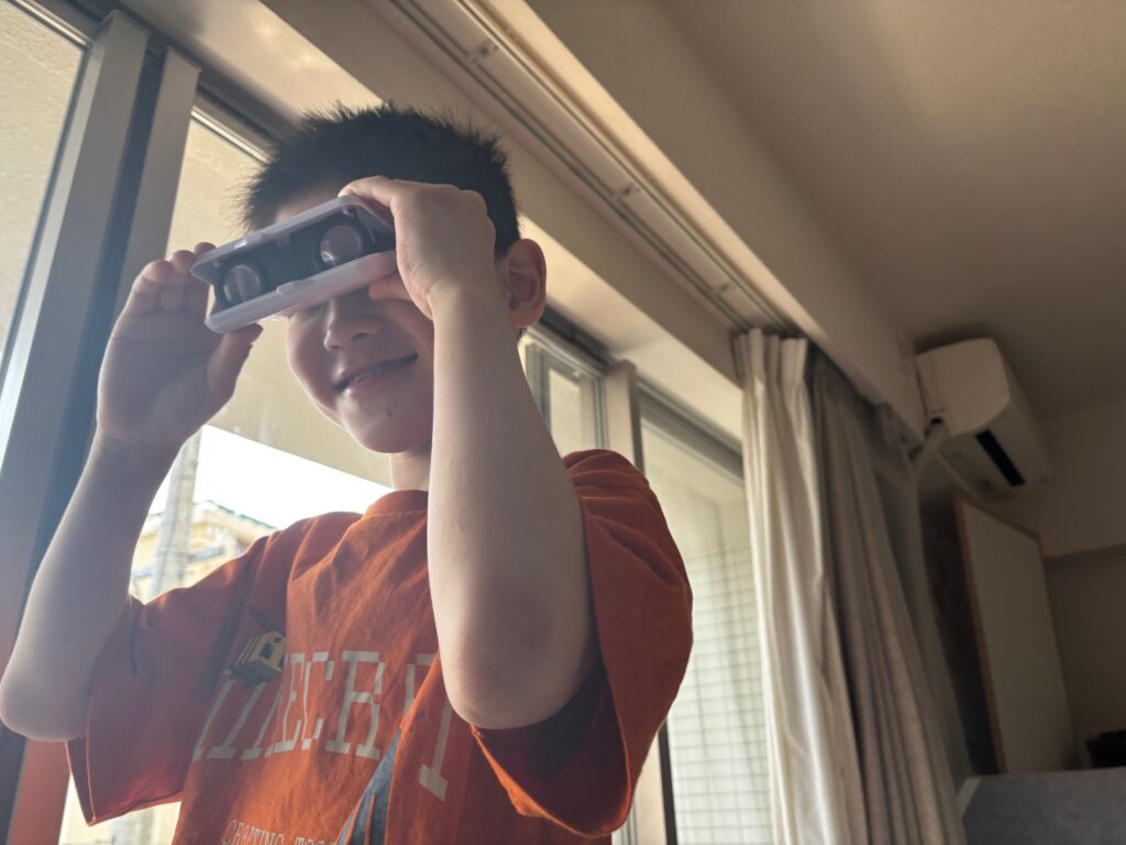 コンパクトオペラグラスを子供が実際に使用した様子①