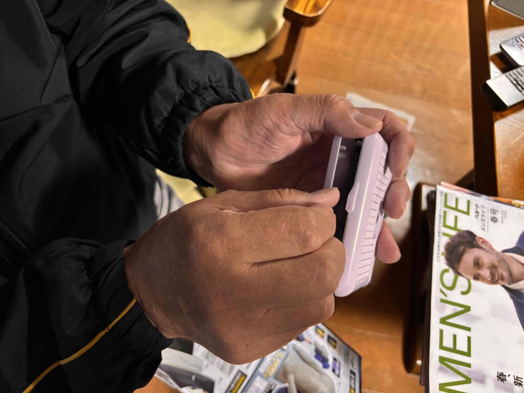 コンパクトオペラグラスを開く様子