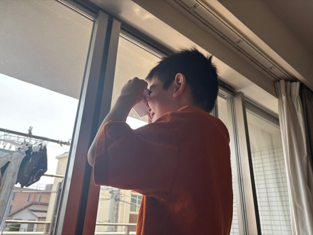 コンパクトオペラグラスを子供が実際に使用した様子②