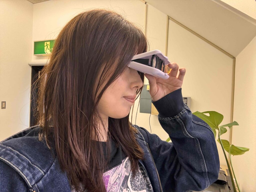 コンパクトオペラグラスを実際に使用した様子