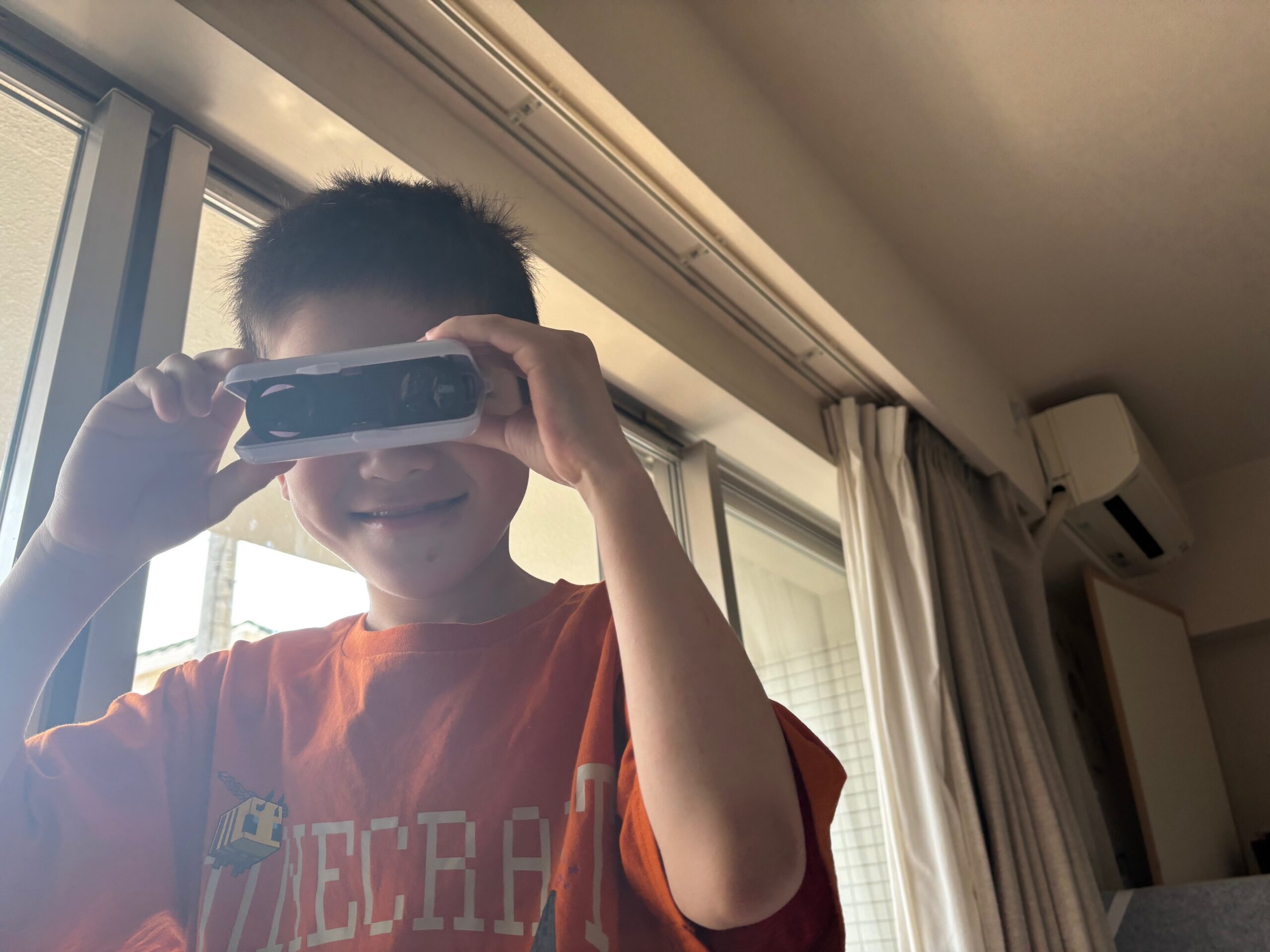 コンパクトオペラグラスを子供が実際に使用した様子③