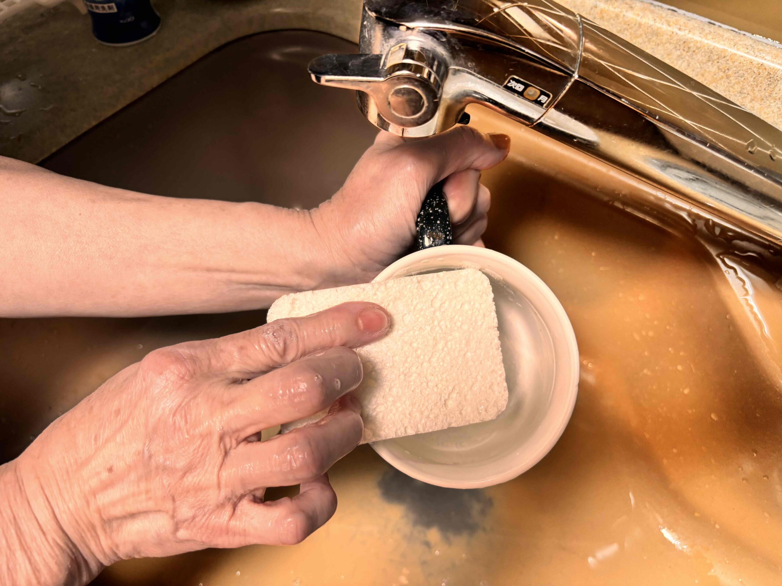 ふくらむマジックスポンジで食器洗い