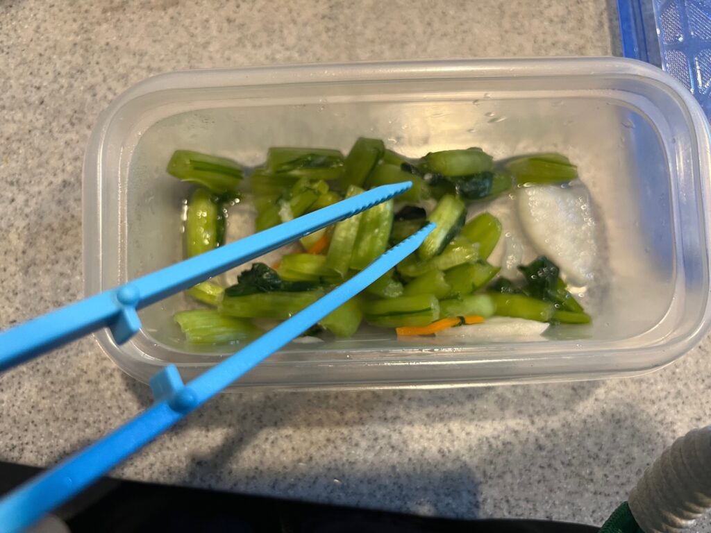 フリッツトングを使って枝豆をつまむ様子