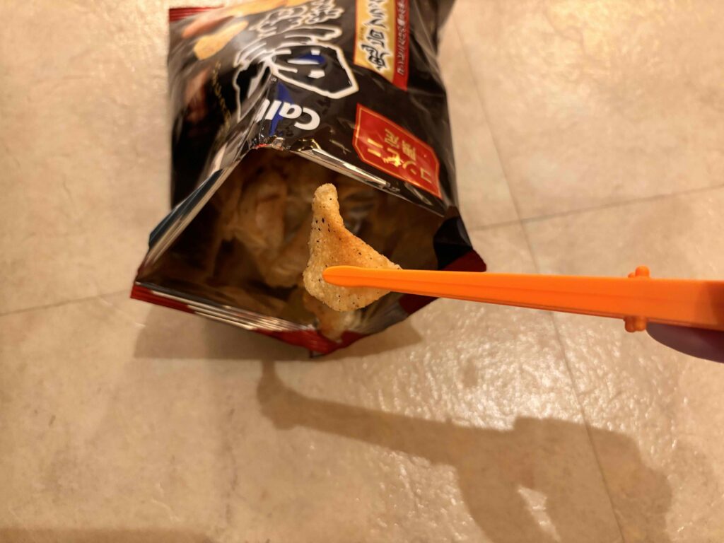 フリッツトングを使ってポテトスナックをつまんでいる様子
