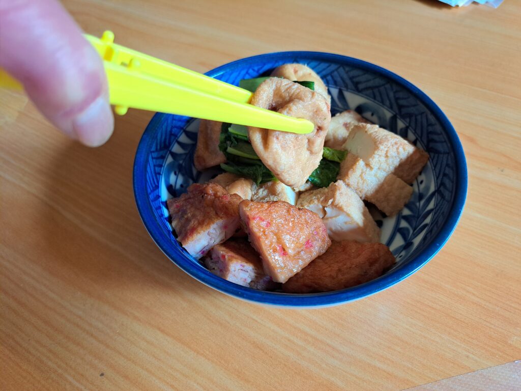 フリッツトングを使って練り物をつまみ上げる様子