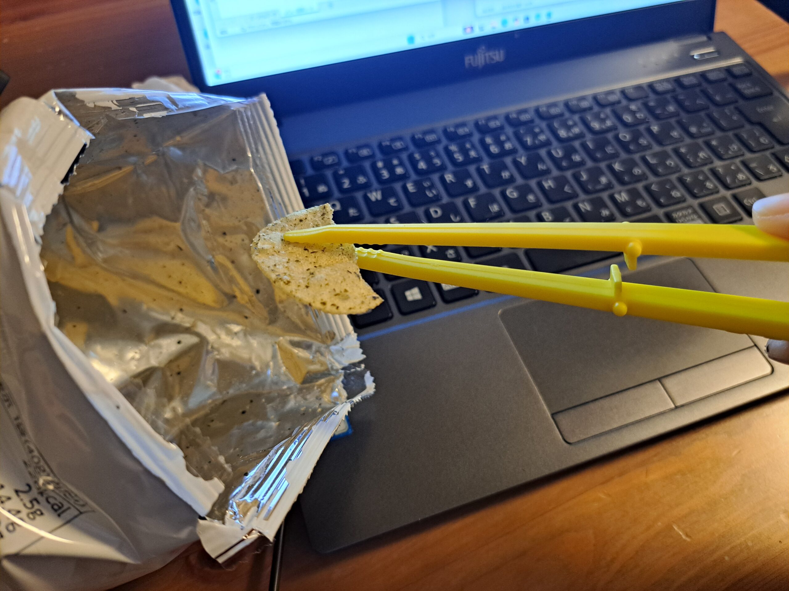 フリッツトングを使ってポテトスナックをつまんでいる様子