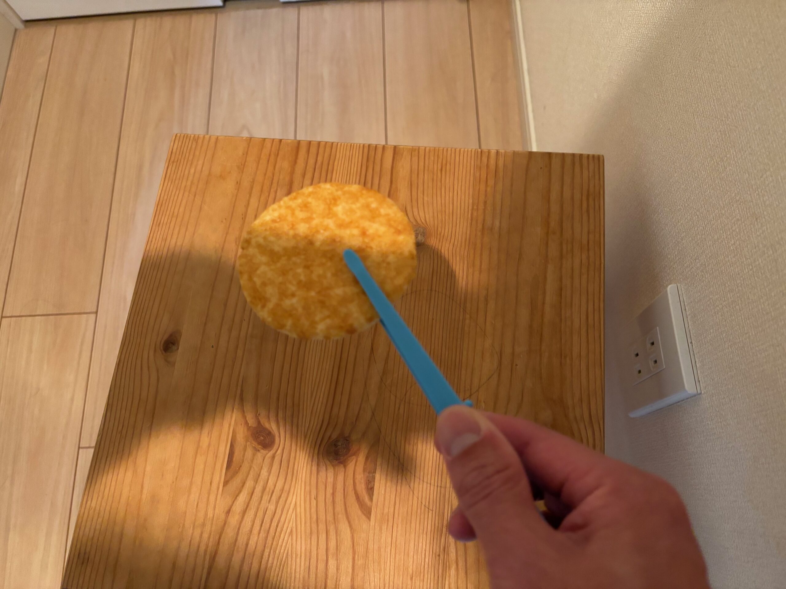 フリッツトングを使ってせんべいをつまむ様子